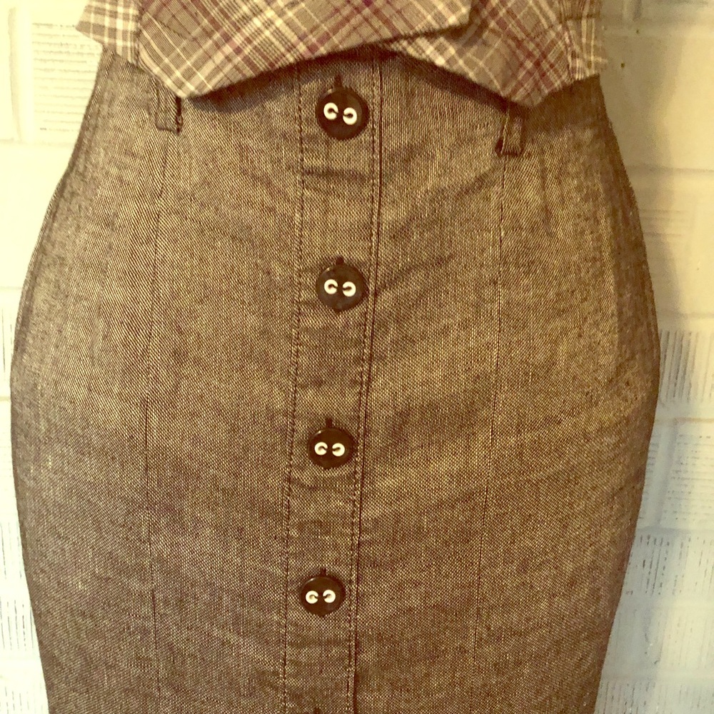 Gorgeous button front pencil skirt by Bebe, size 6